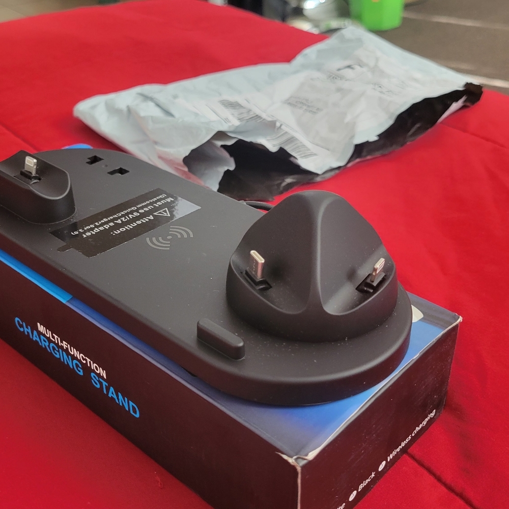 Multi-Functional Wireless Charging Dock - Picture 3 of 8
